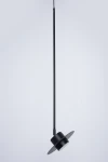 Lampa wisząca Charlie S w kolorze czarnym, z pojedynczym źródłem światła GX53. Prosty, cylindryczny klosz z okrągłą podstawą, zawieszona na cienkim przewodzie. Tło jasne, minimalistyczne.