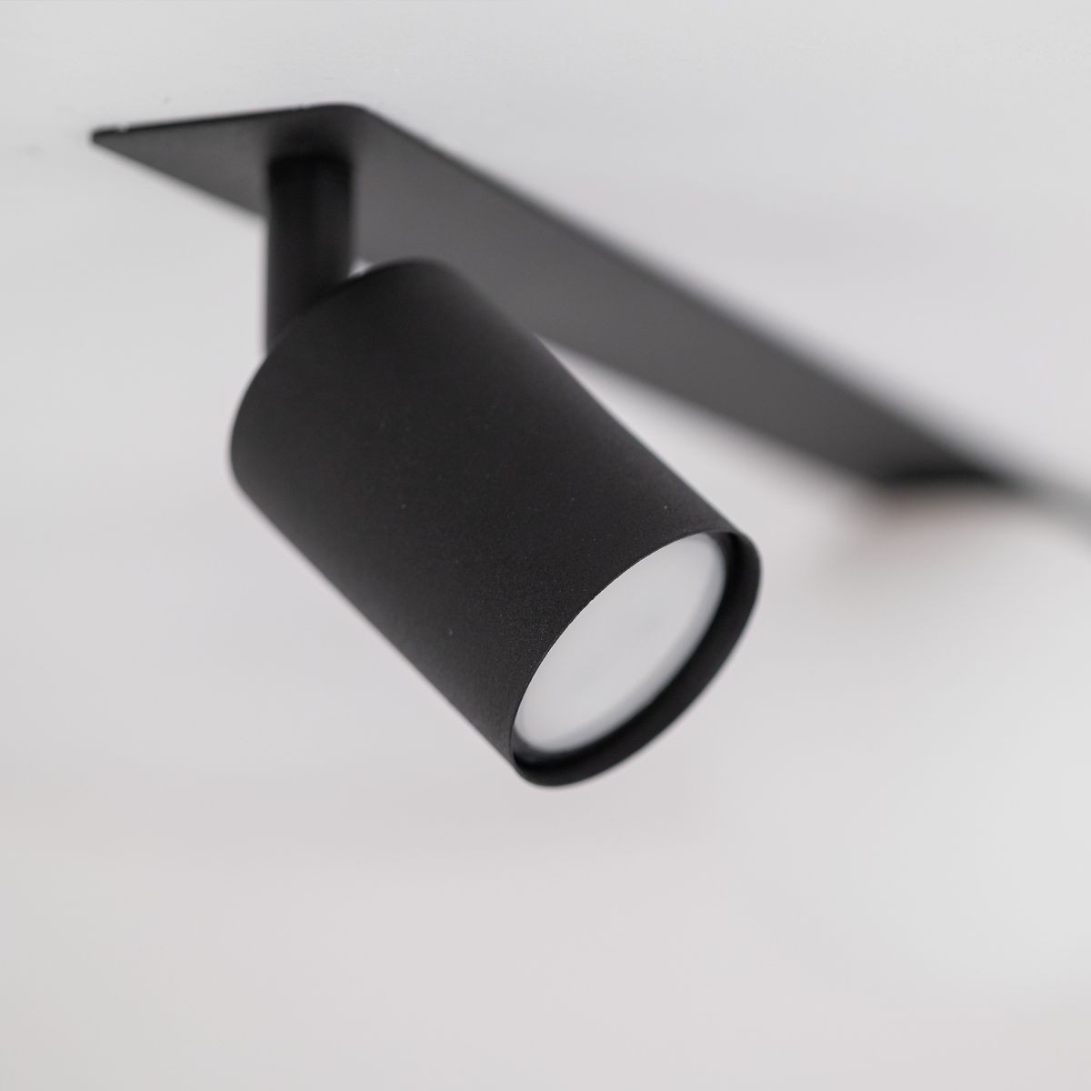 Czarna lampa sufitowa Vox podtynkowa z jednym źródłem światła GU10 i dwoma G9. Widok z boku na okrągły klosz z matowego materiału, zamocowany na prostokątnej podstawie. Minimalistyczny design, idealny do nowoczesnych wnętrz.