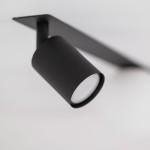 Czarna lampa sufitowa Vox podtynkowa z jednym źródłem światła GU10 i dwoma G9. Widok z boku na okrągły klosz z matowego materiału, zamocowany na prostokątnej podstawie. Minimalistyczny design, idealny do nowoczesnych wnętrz.