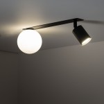 Czarna lampa sufitowa podtynkowa Vox z jednym źródłem światła GU10 i jednym G9. Posiada okrągłą, matową kulę oraz cylindryczny reflektor, zamontowana na prostokątnej podstawie, w ujęciu z góry.