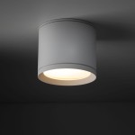 Lampa sufitowa Vivo w kolorze białym, o cylindrycznym kształcie, z miejscem na żarówkę GX53. Montowana na suficie, z widocznym źródłem światła w środku. Wodoodporna IP44, odpowiednia do wilgotnych pomieszczeń.