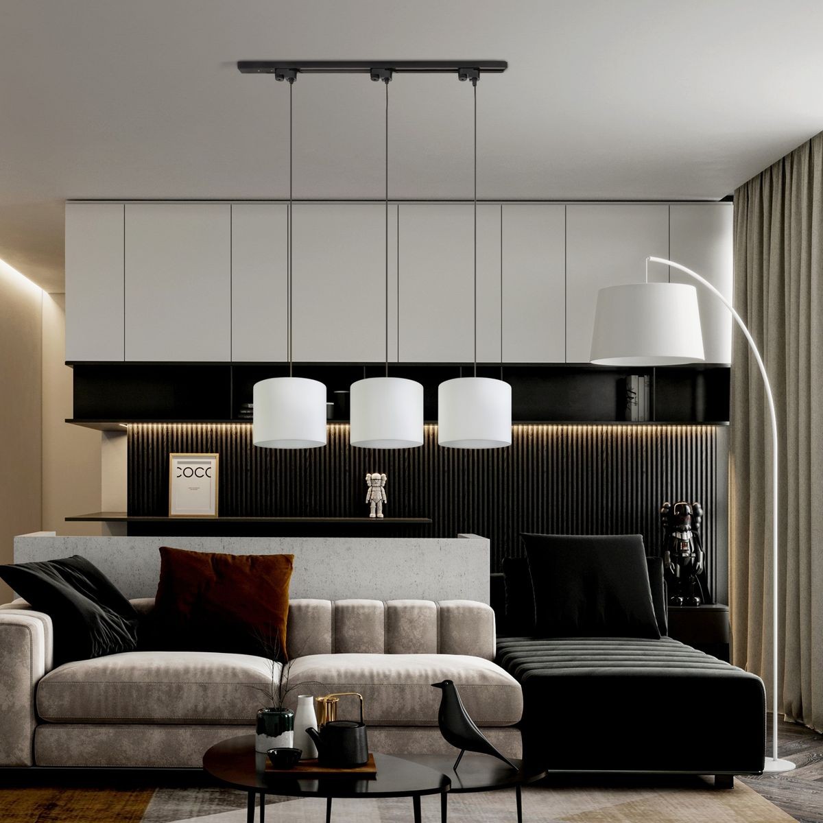 Lampa wisząca Tracer D20 z trzema białymi abażurami na czarnych linkach, zawieszona pod sufitem w nowoczesnym wnętrzu. Widoczna w aranżacji nad salonową sofą, na tle czarnej ściany z dekoracyjnymi panelami.
