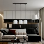 Lampa wisząca Tracer D20 z trzema białymi abażurami na czarnych linkach, zawieszona pod sufitem w nowoczesnym wnętrzu. Widoczna w aranżacji nad salonową sofą, na tle czarnej ściany z dekoracyjnymi panelami.