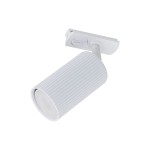 Reflektor spot Tracer Tune 1xGU10 w kolorze białym, z okrągłą, teksturowaną obudową. Ujęcie z boku, zamontowany na szynie. Widoczny mechanizm mocujący oraz pokrętło do regulacji. Idealny do oświetlenia wnętrz.