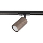 Reflektor Tracer Tune w kolorze brązowym, montowany na czarnej szynie, z cylindrycznym kształtem i rowkowaną fakturą. Ujęcie z boku, w pozycji zamontowanej, pokazujące źródło światła GU10. Tło proste, podkreślające produkt.