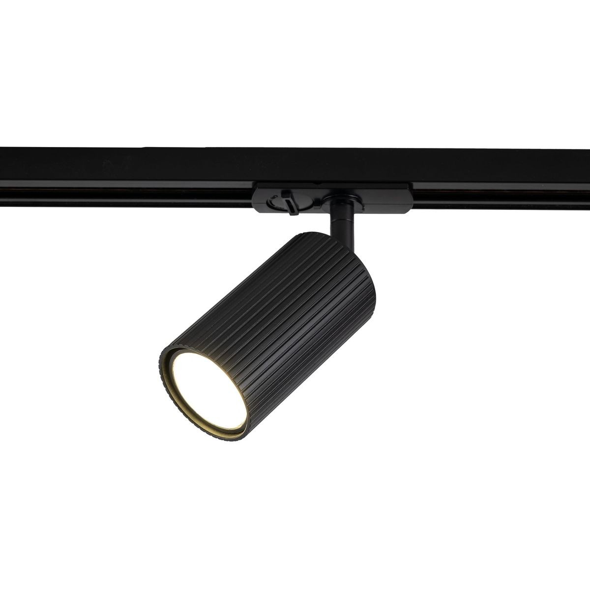 Reflektor spot Tracer Tune 1xGU10 w kolorze czarnym, zamontowany na szynie. Cylindryczny kształt z żłobieniami, z widocznym źródłem światła. Prosty design, idealny do oświetlenia wnętrz. Tło proste, w kolorze białym.