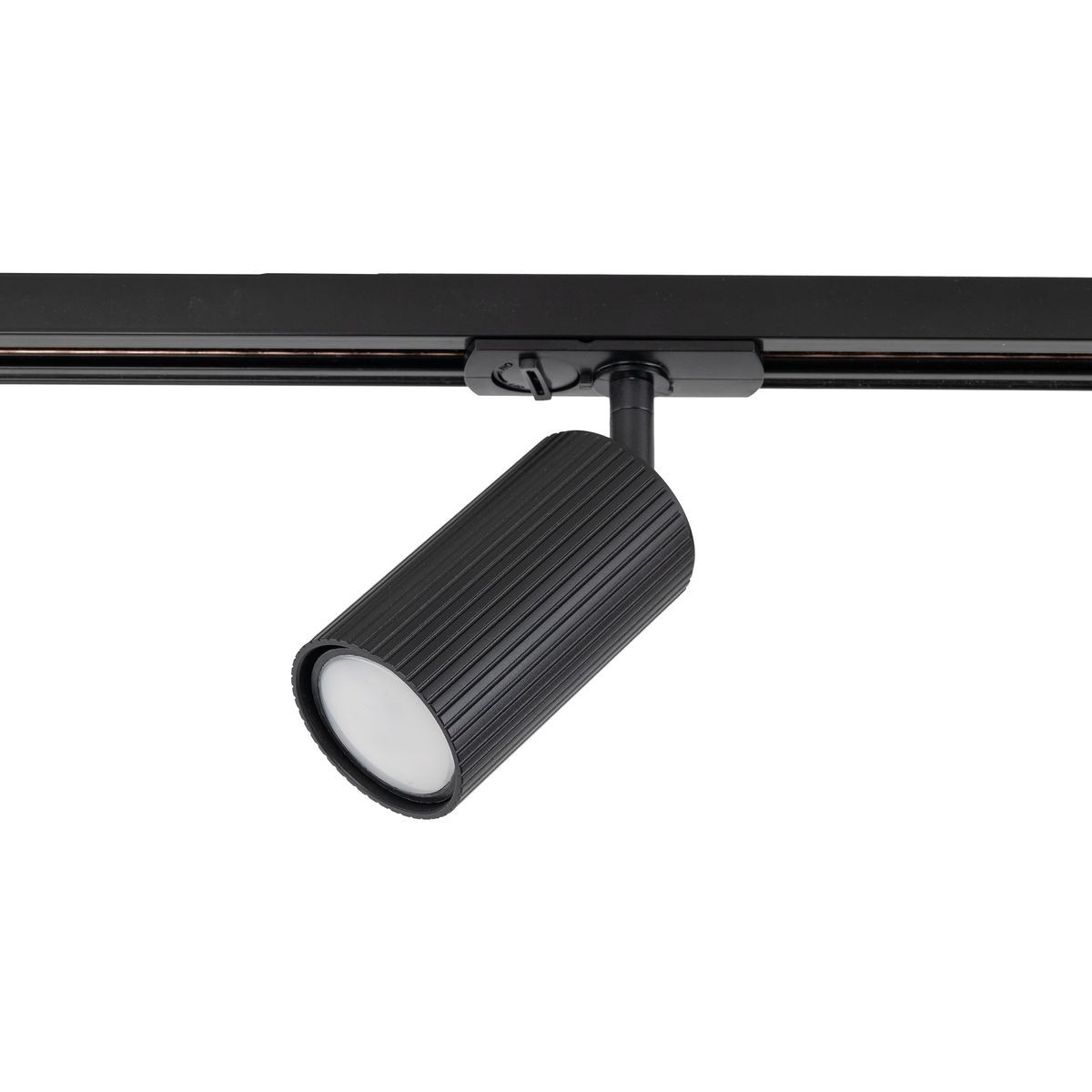 Reflektor spot Tracer Tune 1xGU10 w kolorze czarnym, montowany na szynie. Cylindryczny korpus z rowkowaną teksturą, z białym kloszem. Ujęcie z boku, pokazujące sposób mocowania i design lampy.