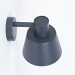 Kinkiet Dunka w antracytowym kolorze, z metalową obudową i okrągłym mocowaniem. Lampa ma prosty, stożkowaty kształt klosza, zamontowana na ścianie, idealna do oświetlenia wnętrz.