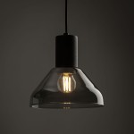Lampa wisząca Tracer Neo z oprawą w kolorze czarnym, z kloszem w odcieniu grafitowym. Zawiera żarówkę E27, wisi na cienkim przewodzie. Klosz ma kształt stożkowy, przezroczysty, z widoczną żarówką, co podkreśla industrialny styl.