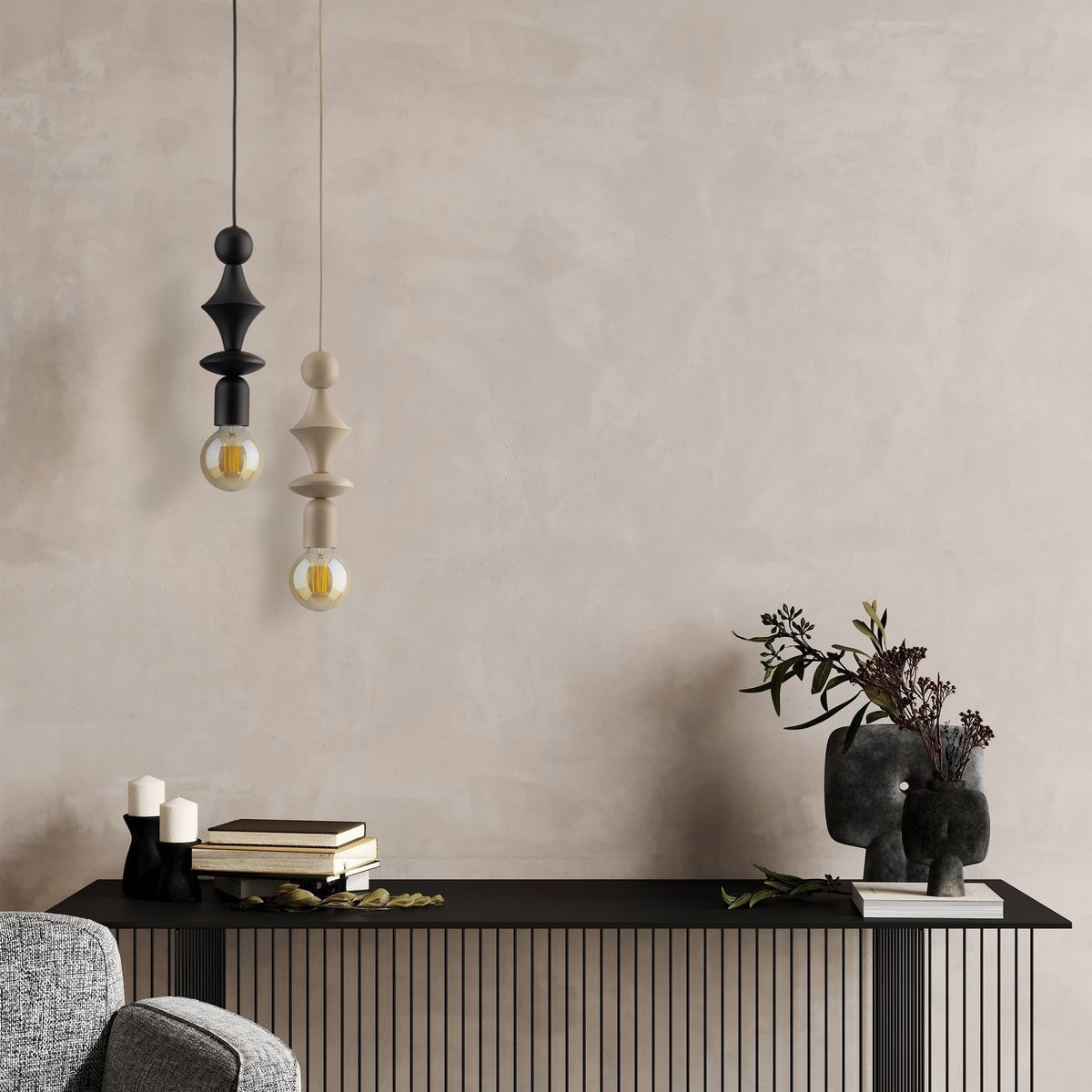 Lampa wisząca Tower 1xE27 w kolorze beżowym z dekoracyjnym kloszem w kształcie diamentu, zawieszona na cienkim przewodzie, obok czarnej lampy. Tło w odcieniach beżu, na stole czarne akcesoria, książki i rośliny.