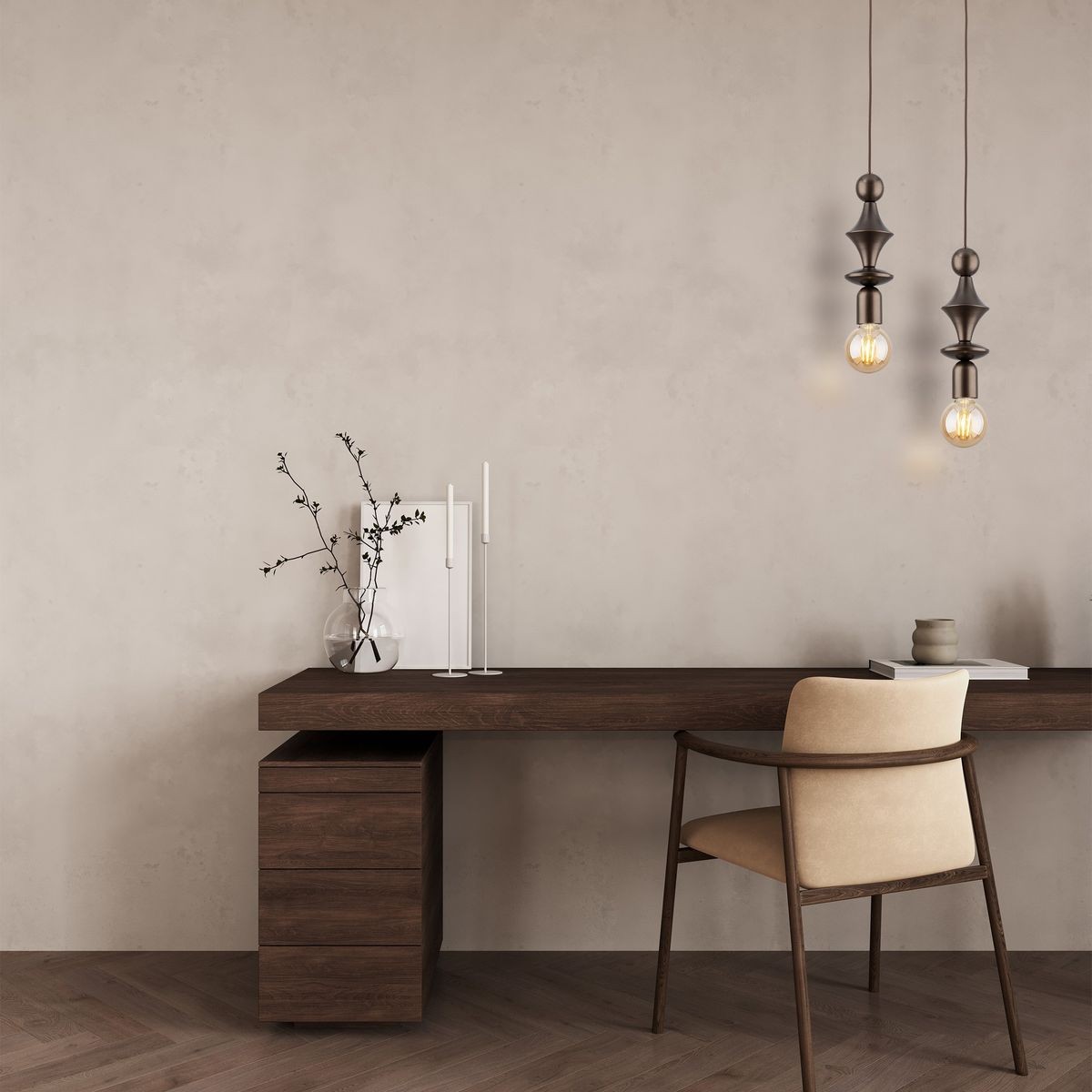 Brązowa lampa wisząca Tower z jedną oprawą E27, zawieszona nad drewnianym biurkiem. W tle minimalistyczne dekoracje, w tym wazon z gałązką i świeczniki. Prosta, elegancka aranżacja na neutralnym tle.