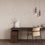 Brązowa lampa wisząca Tower z jedną oprawą E27, zawieszona nad drewnianym biurkiem. W tle minimalistyczne dekoracje, w tym wazon z gałązką i świeczniki. Prosta, elegancka aranżacja na neutralnym tle.