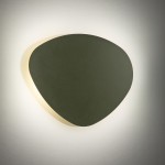 Kinkiet Stone w kolorze zielonym, o nieregularnym kształcie, montowany na ścianie. Emituje ciepłe światło wokół krawędzi, co podkreśla jego nowoczesny design. Używa dwóch żarówek G9. Tło jest jasne, co kontrastuje z ciemniejszym odcieniem lampy.