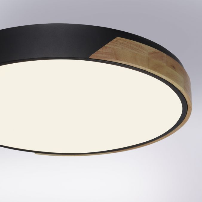 Lampa sufitowa Q-bila LED 35W CCT w kolorze czarnym z drewnianymi akcentami. Okrągła, z matowym kloszem, zamontowana na suficie. Widoczny pilot do zdalnego sterowania. Gładka powierzchnia i elegancka forma.