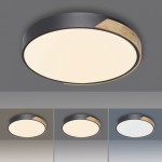 Lampa sufitowa Q-bila LED 35W CCT w kolorze czarnym z drewnianym akcentem, okrągła, umieszczona na jasnym tle, z pilotem do zdalnego sterowania. Widoczne różne warianty podświetlenia w dolnej części zdjęcia.