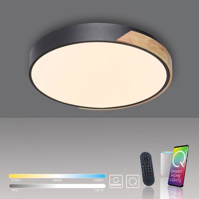 Q-bila lampa sufitowa LED 35W z pilotem, okrągła, czarna z drewnianym detalem. Emituje światło w zakresie 2700K-5000K. Widoczny pilot i ikony funkcji. Lampa zamontowana na jednolitym tle, w pozycji poziomej.