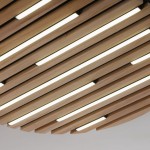 Lampa sufitowa Q-akustik z pilotem LED 28W CCT, w kolorze czarnym z drewnianymi elementami. Widok z dołu, z widocznymi poziomymi paskami drewna oraz wbudowanymi diodami LED w kształcie prostokątów, zapewniającymi nowoczesne oświetlenie.