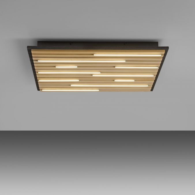 Lampa sufitowa Q-akustik LED 27W CCT w kolorze czarnym z drewnianymi akcentami. Posiada prostokątny kształt, z równomiernie rozmieszczonymi paskami świetlnymi. Ujęcie z dołu, na jednolitym tle.