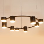 Lampa wisząca Kodo w kolorze czarnym z dziewięcioma oprawami GX53, w formie okręgu. Oświetlenie umieszczone w cylindrycznych kloszach, zawieszona na cienkich linkach. Prosty, nowoczesny design, idealna do wnętrz.