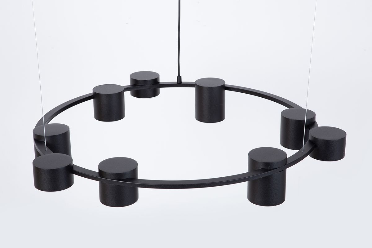 Czarna lampa wisząca Kodo z dziewięcioma cylindrycznymi źródłami światła GX53, zawieszona na cienkich linkach. Okrągła konstrukcja z matowego metalu, z minimalistycznym designem, idealna do nowoczesnych wnętrz.