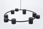 Czarna lampa wisząca Kodo z dziewięcioma cylindrycznymi źródłami światła GX53, zawieszona na cienkich linkach. Okrągła konstrukcja z matowego metalu, z minimalistycznym designem, idealna do nowoczesnych wnętrz.