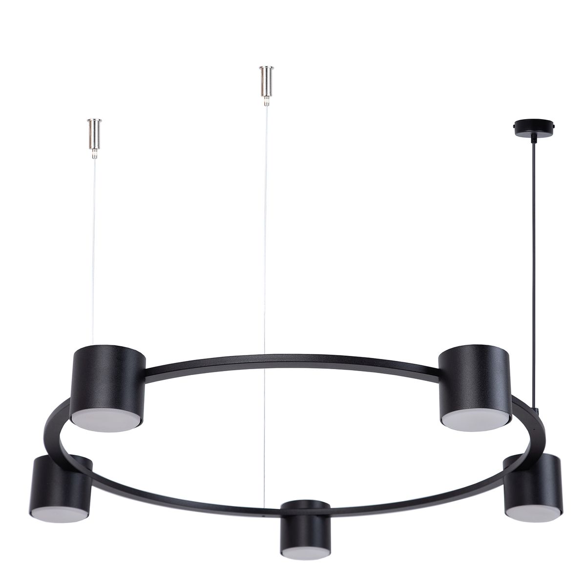 Lampa wisząca Kodo w kolorze czarnym z pięcioma źródłami światła GX53. Okrągła konstrukcja z metalowym stelażem, zawieszona na cienkich przewodach. Prosty design, idealna do nowoczesnych wnętrz.