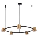 Lampa wisząca Kodo z pięcioma oprawami GX53, w kolorze czarnym i mosiężnym. Okrągła konstrukcja z mosiężnymi detalami, zawieszona na cienkich linkach. Prosta forma, idealna do nowoczesnych wnętrz.