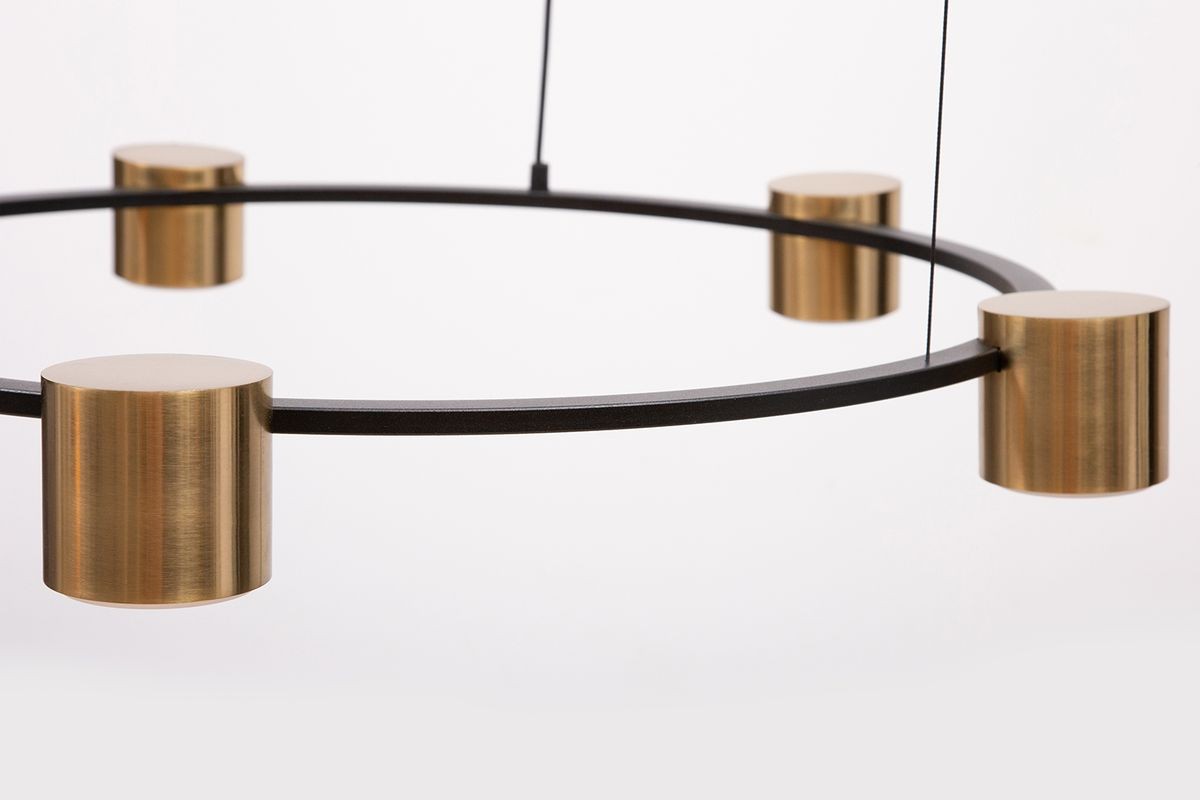 Lampa wisząca Kodo w kolorze czarnym z mosiężnymi detalami, z pięcioma oprawami GX53. Produkt zawieszony w poziomie, z widocznymi okrągłymi, mosiężnymi elementami i czarną ramą. Tło jasne, minimalistyczne.