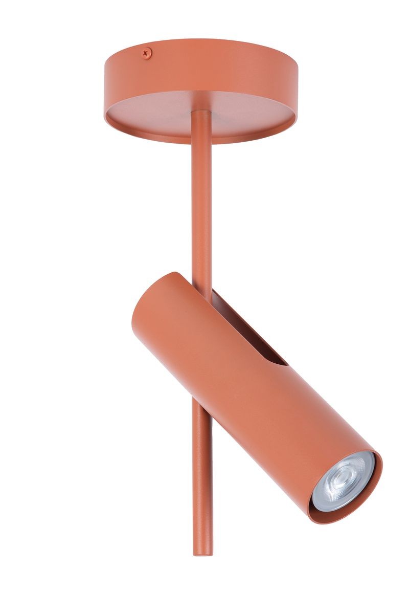 Lampa sufitowa Leda w kolorze ceglastym z jednym punktem świetlnym GU10. Posiada okrągłą podstawę oraz wygięty, cylindryczny klosz. Kąt ujęcia z boku, ukazujący unikalny kształt i teksturę powierzchni.