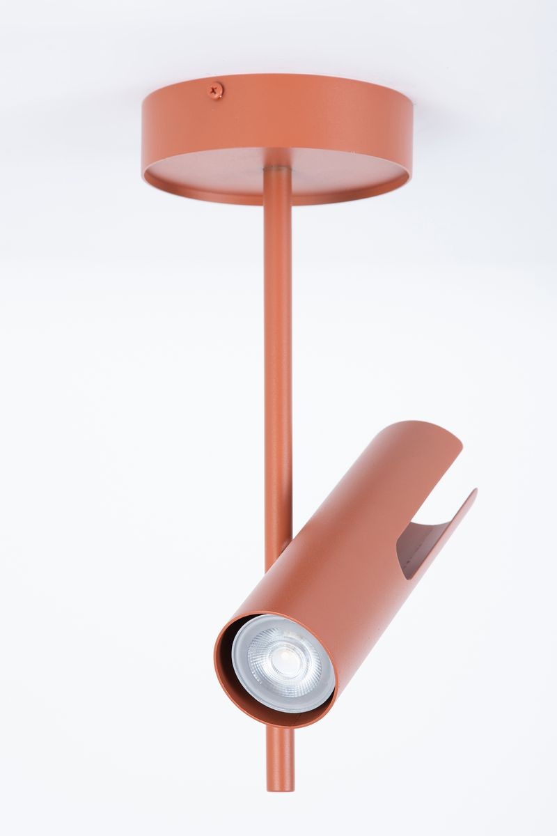Lampa sufitowa Leda w kolorze ceglastym, z metalowym kloszem w formie tuby, montowana na stropie. Ujęcie z boku ukazuje miejsce na żarówkę GU10 oraz mocowanie. Prosta konstrukcja, matowe wykończenie, idealna do nowoczesnych wnętrz.