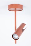 Lampa sufitowa Leda w kolorze ceglastym, z metalowym kloszem w formie tuby, montowana na stropie. Ujęcie z boku ukazuje miejsce na żarówkę GU10 oraz mocowanie. Prosta konstrukcja, matowe wykończenie, idealna do nowoczesnych wnętrz.