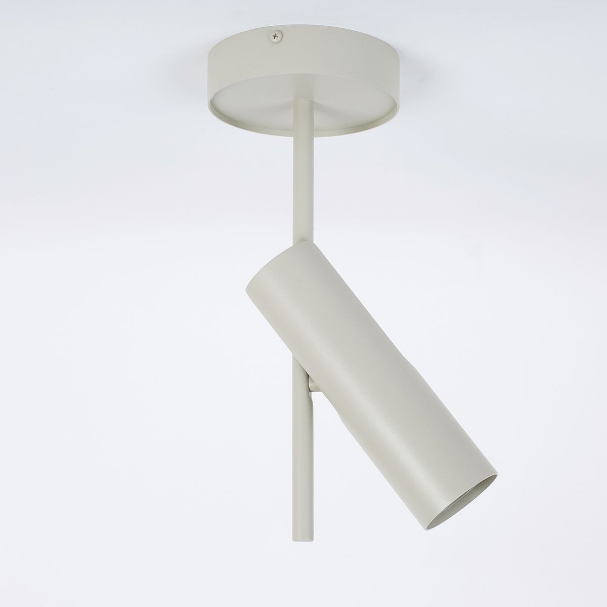 Leda lampa sufitowa w kolorze szarym beżowym, z jedną oprawą na żarówkę GU10. Ujęcie frontalne, lampa zamontowana pod sufitem, z cylindrycznym kloszem skierowanym w dół. Prosty, nowoczesny design z metalową konstrukcją.