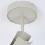 Leda lampa sufitowa w kolorze szaro-beżowym, z pojedynczym ramieniem na żarówkę GU10. Ujęcie z dołu, pokazujące okrągły sufitowy uchwyt oraz gięty element lampy. Prosta, nowoczesna konstrukcja, idealna do oświetlenia wnętrz.