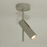 Leda lampa sufitowa typu spot w kolorze szarym beżowym, z jedną oprawą GU10. Ujęcie z dołu, pokazujące cylindryczny kształt lampy oraz mocowanie do sufitu. Lampka skierowana w dół, emitująca światło z jednego źródła.