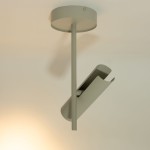 Lampa sufitowa Leda w kolorze szarym beżowym, z jednym miejscem na żarówkę GU10. Ujęcie z dołu, pokazujące prostą, cylindryczną podstawę oraz nachyloną oprawę, podkreślającą minimalistyczny design. Montowana na suficie.