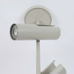 Lampa wisząca Leda 2xGU10 w kolorze szarym beżowym, z cylindrycznymi kloszami. Ukazana z boku, z widoczną pojedynczą oprawą i okrągłą podstawą montażową na tle białym. Prosta, minimalistyczna forma i teksturowana powierzchnia.