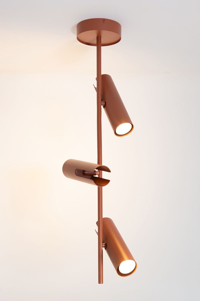 Lampa wisząca Leda w kolorze ceglastym, z trzema regulowanymi punktami świetlnymi GU10. Ujęcie z góry, ukazujące prostą, metalową konstrukcję i minimalistyczny design. Produkt zamontowany na suficie, idealny do nowoczesnych wnętrz.