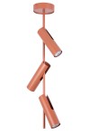 Lampa wisząca Leda w kolorze ceglastym z trzema reflektorami GU10. Ujęcie z przodu, ukazuje cylindryczne klosze zamocowane na cienkim wysięgniku, z otworami na bokach. Prosty, nowoczesny design, idealna do wnętrz.