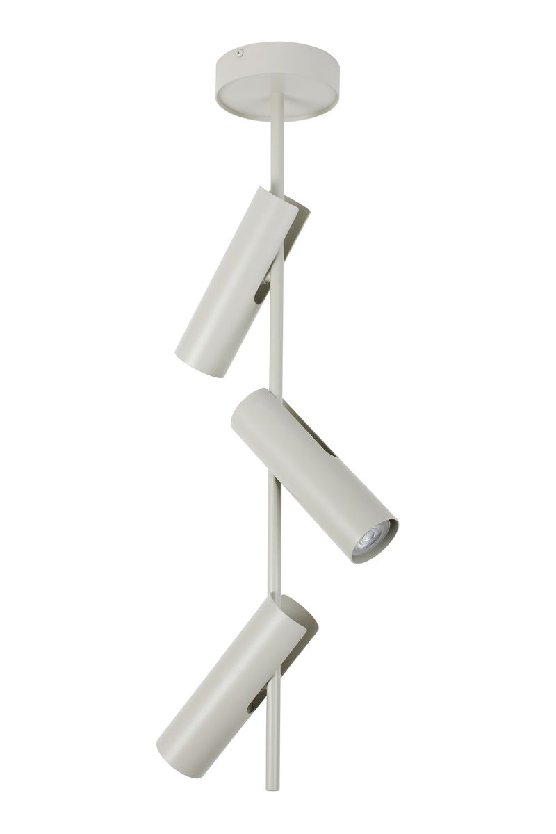 Leda lampa wisząca w kolorze szaro-beżowym z trzema cylindrycznymi źródłami światła GU10, zawieszona na prostym, smukłym stelażu. Ujęcie z boku ukazuje kąty i otwory w lampach, które umożliwiają kierunkowe oświetlenie.