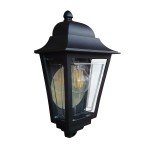 Kinkiet elewacyjny Deco Lane w kolorze czarnym, wykonany z metalu, o kształcie prostokątnym z zaokrąglonym dnem. Widoczna żarówka E27 w szklanym kloszu. Ujęcie z boku, pokazujące detale konstrukcji oraz dekoracyjny szczyt.