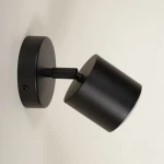 Kinkiet Mila w kolorze czarnym, z cylindryczną głowicą zamocowaną na okrągłej podstawie. Ujęcie z boku, ukazujące ruchomy element o matowej fakturze. Idealny do nowoczesnych wnętrz.