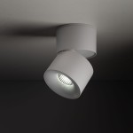 Lampa sufitowa Spark w kolorze białym, z jedną głowicą LED 10W, umieszczona na okrągłej podstawie. Ujęcie z boku, pokazujące kąt obrotu oraz fakturę obudowy. Akcentuje nowoczesny design i funkcjonalność oświetlenia.