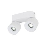 Lampa sufitowa Spark z dwoma spotami LED o mocy 20W, w kolorze białym. Kwadratowa podstawa z metalowym wykończeniem, z regulowanymi oprawami lamp. Kąt ujęcia z boku, ukazujący detale konstrukcji i kloszy.