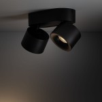 Lampa sufitowa Spark z dwoma reflektorami LED 20W w kolorze czarnym. Reflektory mają cylindryczny kształt, umieszczone na płaskiej bazie. Ujęcie z dołu, pokazujące detale konstrukcji i źródła światła.