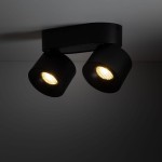 Czarna lampa sufitowa Spark z dwoma reflektorami LED 20W CCT. Ujęcie z dołu, pokazujące okrągłe klosze z widocznym wzorem na źródle światła. Lampa montowana na suficie, minimalistyczny design.