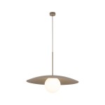 Beżowa lampa wisząca Slate z kloszem w kształcie talerza i okrągłą żarówką E27. Zawieszona na cienkim kabelku, idealna do nowoczesnych wnętrz. Prosta forma i stonowana kolorystyka.