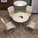 Beżowa lampa wisząca Slate z jednym gniazdem E27, zawieszona nad okrągłym stołem. Lampa ma okrągły, gładki klosz, a w tle widoczne są cztery krzesła z jasnymi obiciami, na podłodze drewniany wzór w jodełkę.