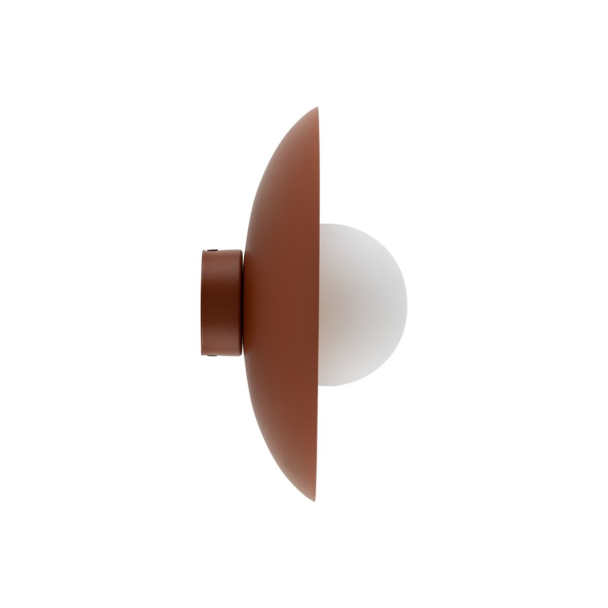 Kinkiet Slate 1xG9 w ceglastym kolorze, z okrągłą mleczną kulą, zamontowany na ścianie. Posiada szeroką, płaską osłonę w odcieniu ceglastym, prezentujący minimalistyczny design. Ujęcie z boku, ukazujące jego kształt i detale.
