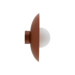 Kinkiet Slate 1xG9 w ceglastym kolorze, z okrągłą mleczną kulą, zamontowany na ścianie. Posiada szeroką, płaską osłonę w odcieniu ceglastym, prezentujący minimalistyczny design. Ujęcie z boku, ukazujące jego kształt i detale.