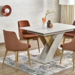 Ceglasty kinkiet Slate 1xG9 zamontowany na ścianie, w tle nowoczesny stół z białym blatem i drewnianą podstawą, otoczony czerwonymi krzesłami tapicerowanymi. Obok dekoracyjne akcesoria na stole oraz dywan w jasnych kolorach.